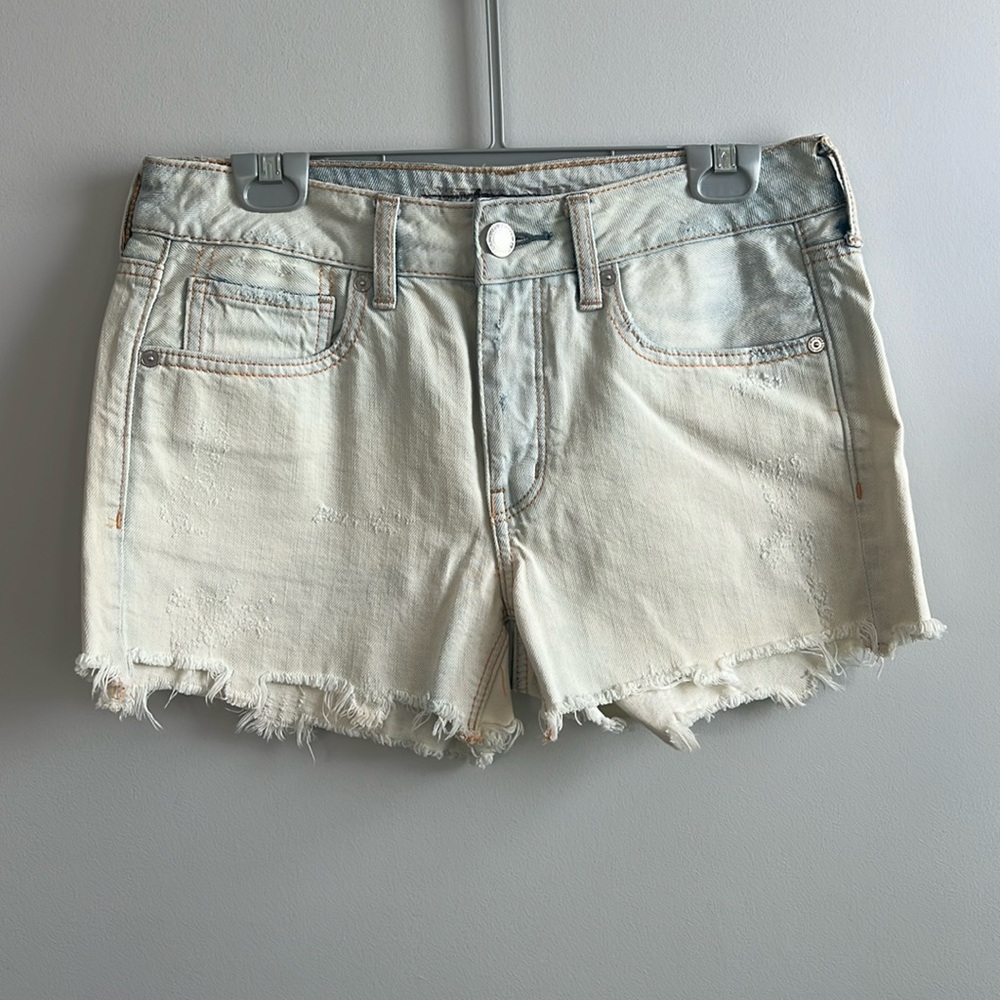 American eagle distressed Tom girl denim shorts light wash
